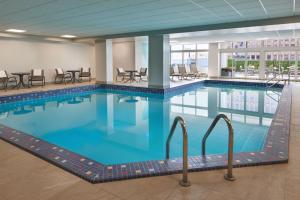 温莎Four Points by Sheraton Windsor Downtown的在酒店房间的一个大型游泳池