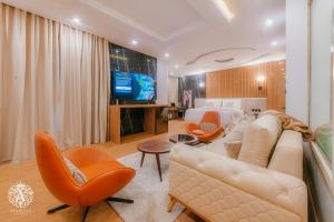 开罗Arabella Residence的客厅配有沙发、椅子和电视