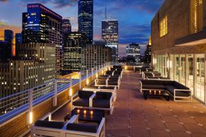 休斯顿Le Meridien Houston Downtown的屋顶庭院,晚上可欣赏到城市美景