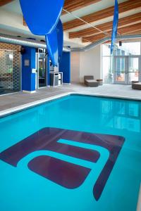 奇克托瓦加布法罗机场雅乐轩酒店的蓝色楼层的一座建筑中的游泳池