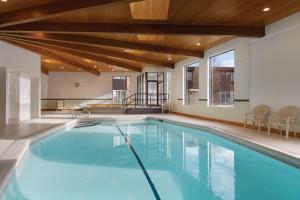 海伦娜Delta Hotels by Marriott Helena Colonial的一座带木制天花板的别墅内的游泳池