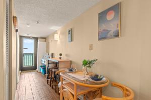 默特尔比奇Cozy & Charming Oceanfront Condo #803 @ Buena Vista的一间带桌椅的用餐室和一间厨房