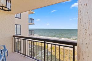 默特尔比奇Cozy & Charming Oceanfront Condo #803 @ Buena Vista的海景阳台。