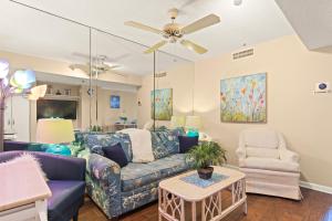 默特尔比奇Cozy & Charming Oceanfront Condo #803 @ Buena Vista的客厅配有沙发和椅子