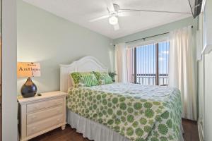 默特尔比奇Cozy & Charming Oceanfront Condo #803 @ Buena Vista的一间卧室设有一张床和一个窗口
