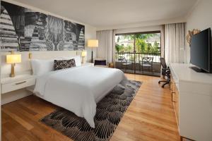 科斯塔梅萨科斯塔梅萨艺术大道酒店 - 翠贡精选酒店的卧室配有一张白色大床和一台平面电视。