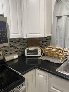 拿骚Condo in the middle of Everything!的厨房配有带烤面包机和微波炉的台面