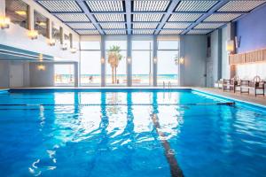 特拉维夫特拉维夫万丽酒店的蓝色海水大型游泳池