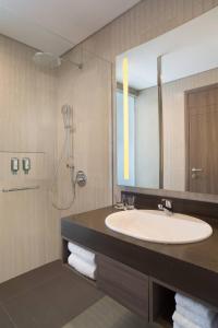 丹戎潘丹万豪贝利唐菲尔德酒店的一间带水槽和镜子的浴室