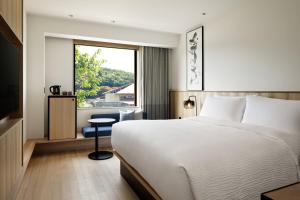 宇都宫Fairfield by Marriott Tochigi Utsunomiya的酒店客房设有床和窗户。