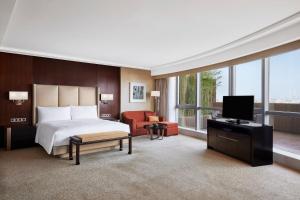 北京北京粤财JW万豪酒店的酒店客房,配有床和电视