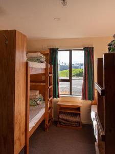 梅斯文白雪丹旅馆的客房设有两张双层床和一扇窗户。