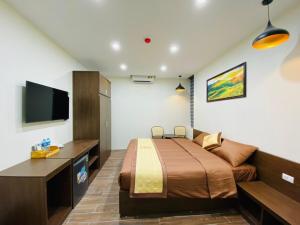 Cham Ta LaoHeaven Hill Hotel & Hot Spring的一间卧室配有一张床和一台平面电视