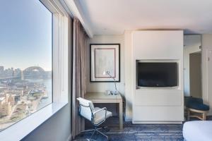 悉尼悉尼港环形码头万豪酒店的酒店客房设有一张书桌和一个大窗户。