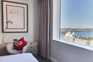悉尼悉尼港环形码头万豪酒店的酒店客房设有一个享有悉尼美景的窗户。