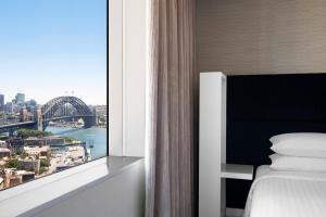 悉尼悉尼港环形码头万豪酒店的一间卧室设有享有桥梁景致的窗户