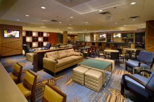温尼伯三角洲温尼伯酒店的带沙发、椅子和桌子的等候室