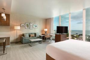 巴拿马城Residence Inn by Marriott Panama City的酒店客房,配有床和电视