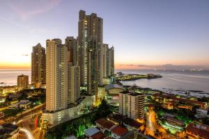 巴拿马城Residence Inn by Marriott Panama City的城市空中景观高楼