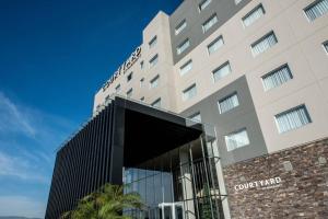 圣路易斯波托西Courtyard by Marriott San Luis Potosi, Los Lagos的酒店前方的 ⁇ 染