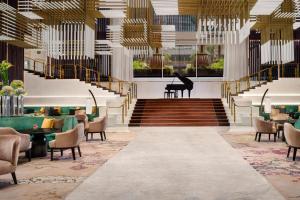 雅加达The St. Regis Jakarta的带有三角钢琴的酒店大厅的 ⁇ 染