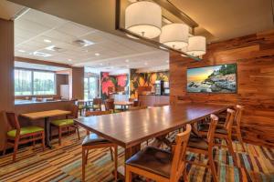 格林维尔Fairfield Inn & Suites by Marriott Greenville的用餐室配有大型木桌和椅子