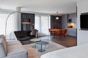 美因河畔法兰克福Residence Inn by Marriott Frankfurt City Center的客厅配有沙发和桌子