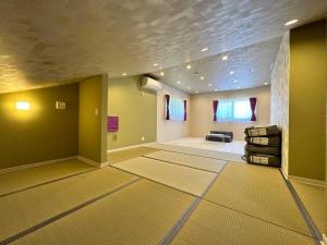 KanayamaSHIRAHAMA condominium D-100的大房间设有带沙发的客厅