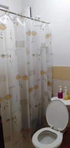 安吉利斯雷蒙过客之家旅馆的浴室设有卫生间和带有鱼的淋浴帘。