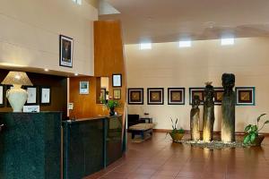 温当瓦翁丹瓜普罗蒂亚酒店的大厅,大楼中心有两个雕像