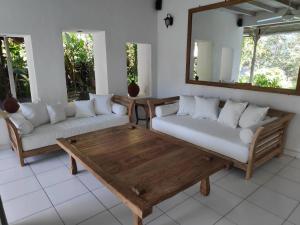 乌布Villa Damai Shanti的客厅配有两张沙发和一张木桌