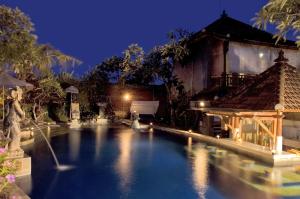 普图巴厘岛别墅及温泉酒店内部或周边的泳池