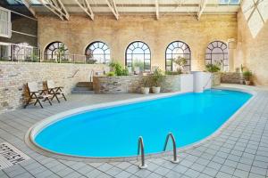伦敦伦敦德尔塔兵工厂酒店的大楼里的一个大型蓝色游泳池