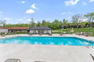 日内瓦湖YOUR New Luxury Lakeview Condo w Pool Access的游泳池周围设有桌椅