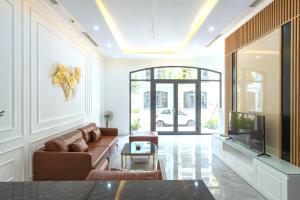 下龙湾Ánh Dương Villa Homestay Hạ Long 7 Phòng ngủ cách Bãi biển 200m的带沙发和电视的客厅