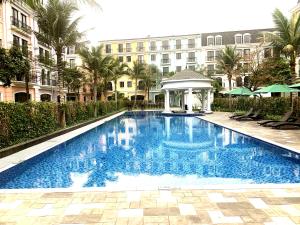 下龙湾Ánh Dương Villa Homestay Hạ Long 7 Phòng ngủ cách Bãi biển 200m的大楼前带凉亭的游泳池