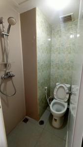 茂物RB Room Bogorienze The Jungle Bogor的浴室设有淋浴间和卫生间。