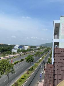 朱笃Kim Ngân Motel的从大楼欣赏到城市街道的景色