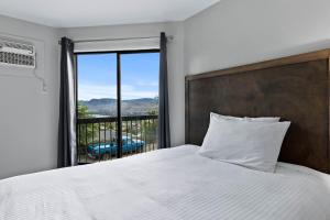 坎卢普斯The Vista Inn的一间卧室设有一张床和一个美景窗户。