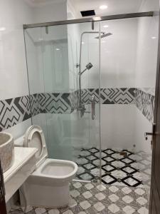 朱笃Kim Ngân Motel的一间带卫生间和玻璃淋浴间的浴室