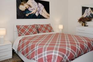 萨沃纳Costa e Mare的一间卧室配有一张红白色的床和两盏灯。