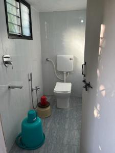 RāmtekHotel Tathastu的一间带白色卫生间的浴室和窗户。