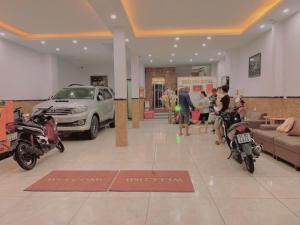 头顿Hoài Thu Hotel Vũng Tàu的客厅,里面停着摩托车