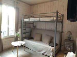勒蒙多尔Appartement chaleureux et cosy的一间卧室设有两张双层床和一张桌子