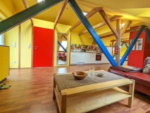 AlbersdorfAnton's bunte Welt (100 m², Parkplatz, Garten und viel mehr)的客厅配有红色的沙发和桌子