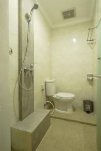 努沙杜瓦素馨民宿的一间带卫生间和淋浴的浴室。