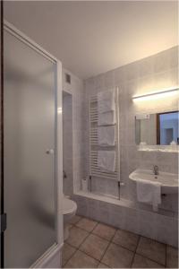 布永Hotel LA PLAGE的浴室配有卫生间、盥洗盆和淋浴。