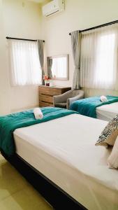日惹Surokarsan 9 House Yogyakarta的一间卧室,配有两张床