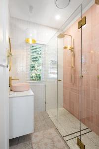 斯卡伯勒Scarborough Waterfront 2-bedroom Cottage的一间带玻璃淋浴和水槽的浴室
