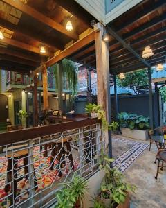 曼谷Priya Boutique House的一个带栅栏和一些植物的庭院